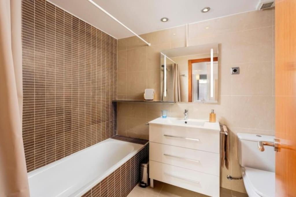 Acogedor Apartamento Cerca Del Casco Antiguo Херона Екстериор снимка